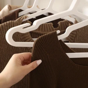 Chenyi Selling Space Saving Plastic Hanger with Hook Durable Clothes Hanger Light Weight Plastic Clothes Hanger
